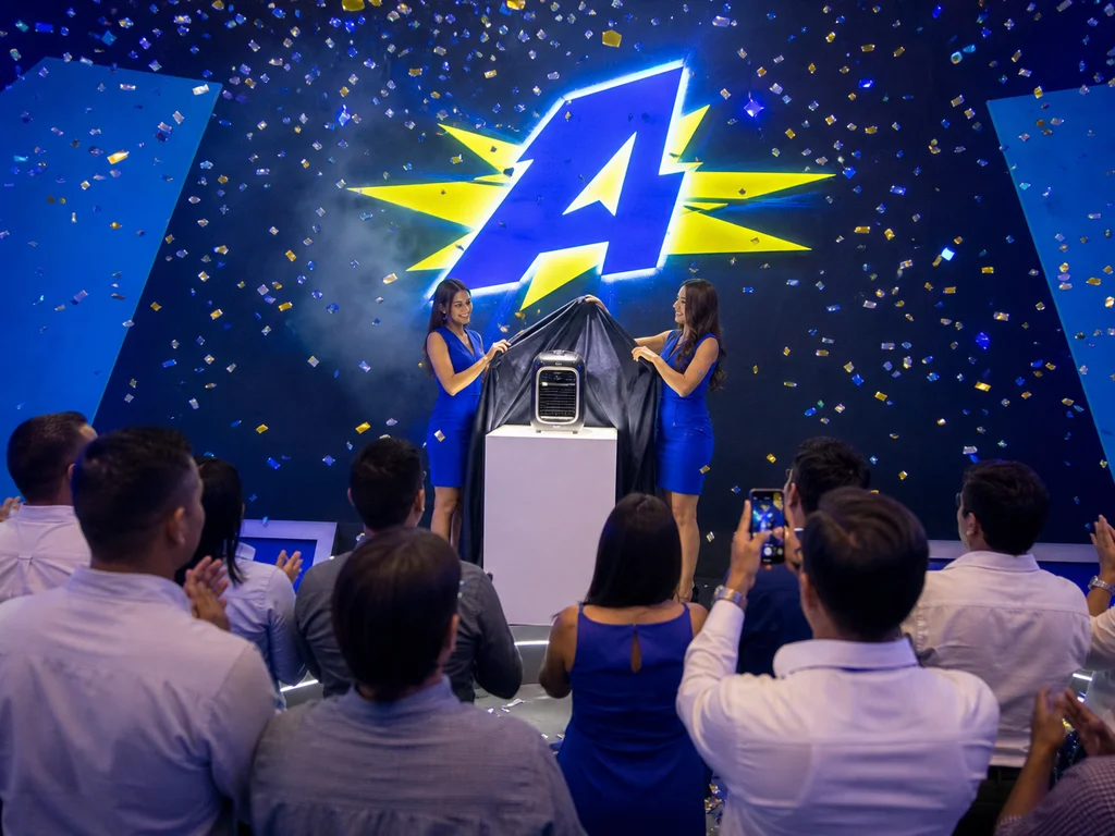 Evento de lanzamiento de producto con audiencia